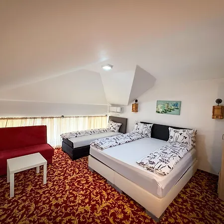 ゲストハウス Mahala - Boutique Near Old Town 3*